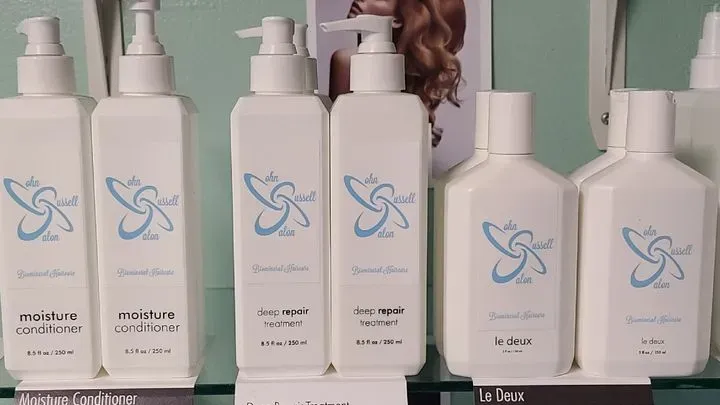 https://cdn.salonspotlight.com/photos/mSNZJVd088kvRjCXQpZ3/012d8500-2f8e-4eb6-9147-ea64b59bfb80_720x720