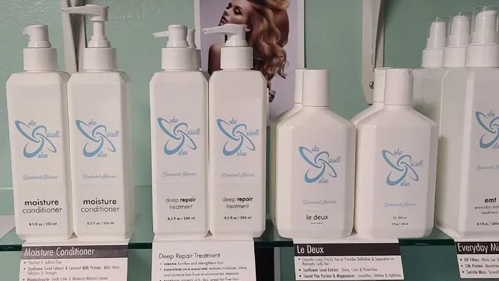 https://cdn.salonspotlight.com/photos/mSNZJVd088kvRjCXQpZ3/92ae258c-9168-46f7-911a-9a7842ad0133_720x720