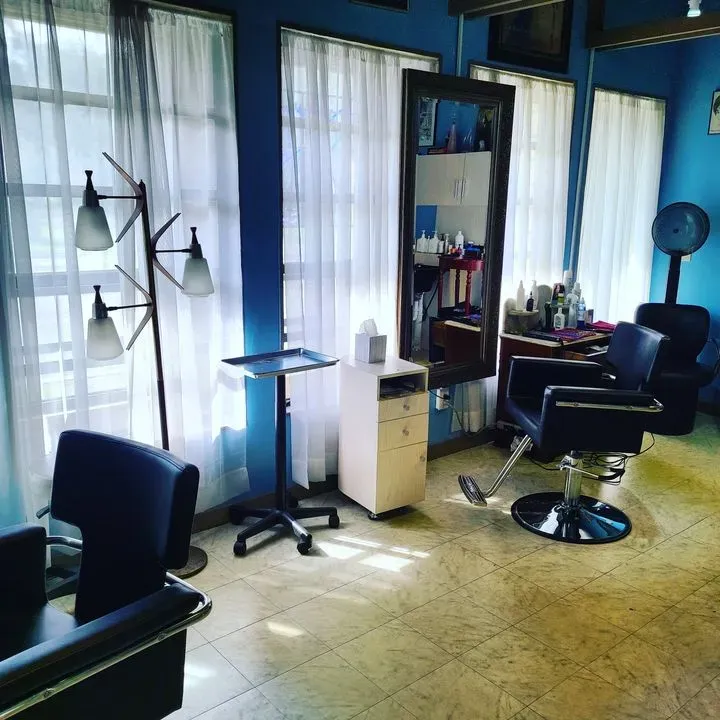 https://cdn.salonspotlight.com/photos/mSNZJVd088kvRjCXQpZ3/e012da8e-25ab-47f2-ac9f-b55c5fe960bf_720x720