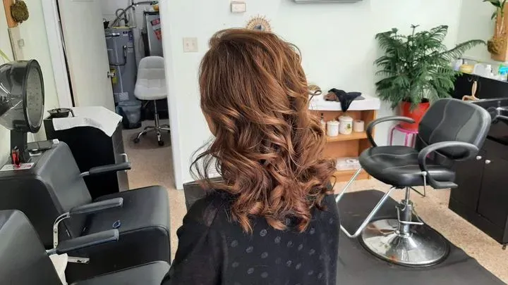 https://cdn.salonspotlight.com/photos/mSyGKuHbaVKiApkE11ns/7cba9f41-0256-4277-a69f-660010eda796_720x720