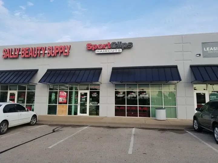 https://cdn.salonspotlight.com/photos/mTQnNLnTn9p6tWGm8ZJ9/cfebd993-fb44-4cdd-b9b5-3fdfb8b9b390_720x720