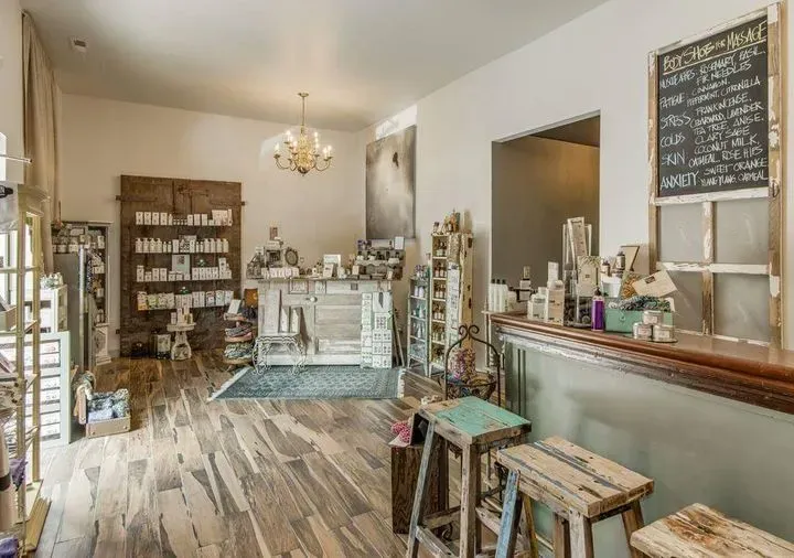https://cdn.salonspotlight.com/photos/mUoDTWjmtBys4PQN0sBY/32d377e8-42ae-4c32-bf4e-127d40c487a4_720x720