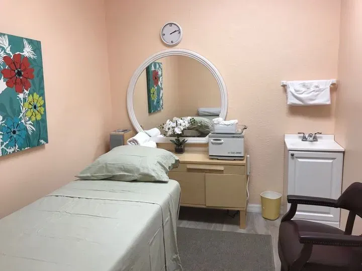 https://cdn.salonspotlight.com/photos/mXbo27gaXefNW5oWY28p/dbdbf212-3e1c-4853-8684-8dbe6a1bf348_720x720