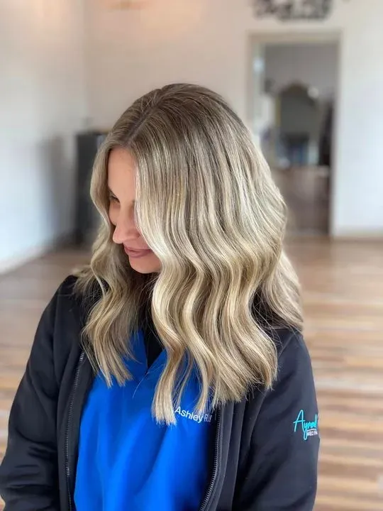https://cdn.salonspotlight.com/photos/mcc73zOGS2mvPvnLi8Tj/7c54c2d2-e2e2-4e4b-982f-9a105ba33b27_720x720