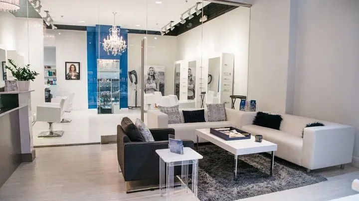 https://cdn.salonspotlight.com/photos/mckAR4Mh5QB7wdhXdrgD/07fb61bf-ddb7-49e6-b4ea-36055e26ee18_720x720
