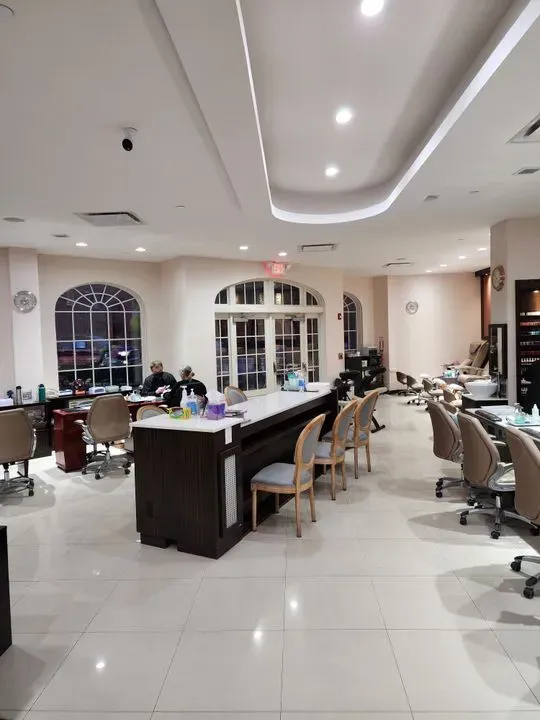 https://cdn.salonspotlight.com/photos/mjVnVrmWtYy7F4lgvbmk/e7c82a10-094d-4495-b87a-d2a69bb9b808_720x720