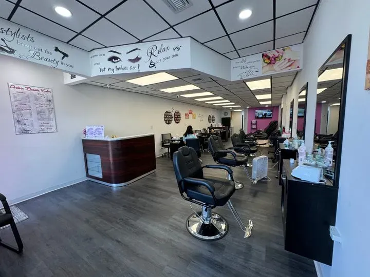 https://cdn.salonspotlight.com/photos/mkLyCqjy4SZHgl0eBmyf/d37f5f3e-895f-476b-b357-bb8fbec5bf7c_720x720