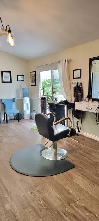 https://cdn.salonspotlight.com/photos/mmgy8nbjdI34gdUWUicd/037cbe31-7c61-4fe4-82ff-e69d1dae78d2_720x720