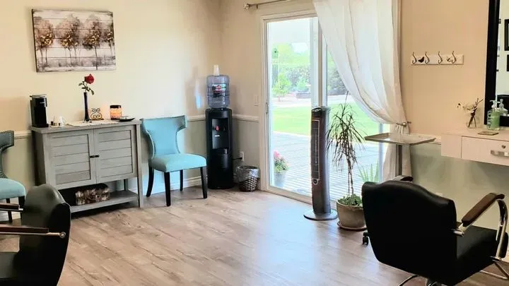 https://cdn.salonspotlight.com/photos/mmgy8nbjdI34gdUWUicd/bf61f659-33de-408b-ac24-ccee22cb9305_720x720