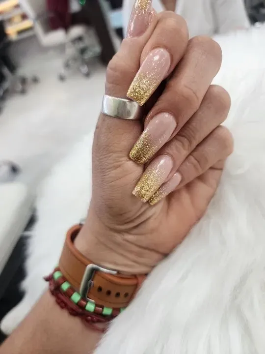 https://cdn.salonspotlight.com/photos/mr09plyGEHRpSdpfooI5/4f6a28cd-92b7-4fde-aa1d-87e38f8ccb86_720x720