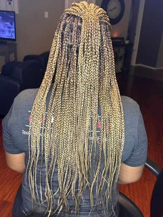 https://cdn.salonspotlight.com/photos/mrV07jkRWrlj04jGhgfK/4349eb0a-79de-4100-8465-95b6c33237c3_720x720