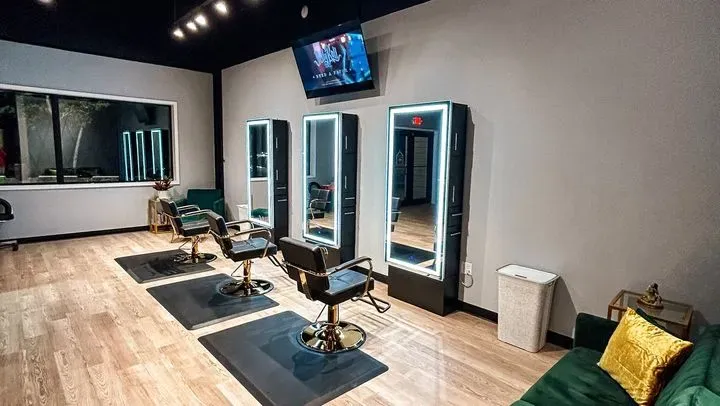 https://cdn.salonspotlight.com/photos/msjiJV9pzbol8exlsocO/8d915986-13d6-44fd-9575-95947cb25095_720x720
