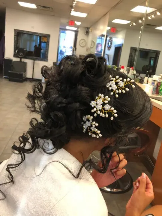 https://cdn.salonspotlight.com/photos/mvuseEZcgtFzYkeKxXi6/4dcfba69-aa8b-4160-ba34-473ec9d82c45_720x720