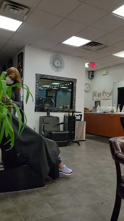 https://cdn.salonspotlight.com/photos/mvuseEZcgtFzYkeKxXi6/4f1ead11-6280-41e4-8825-a2b60da37d58_720x720