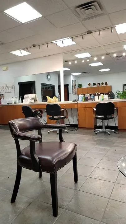 https://cdn.salonspotlight.com/photos/mvuseEZcgtFzYkeKxXi6/e6ae3d34-b3b3-456e-ad25-c96ea72db28a_720x720