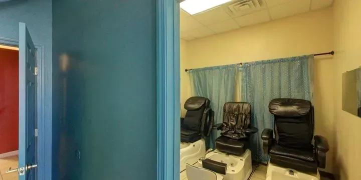 https://cdn.salonspotlight.com/photos/mwsInYulPHa8FkslIzpo/64fc4d1c-581c-4c8e-b37c-27b785e6c8aa_720x720