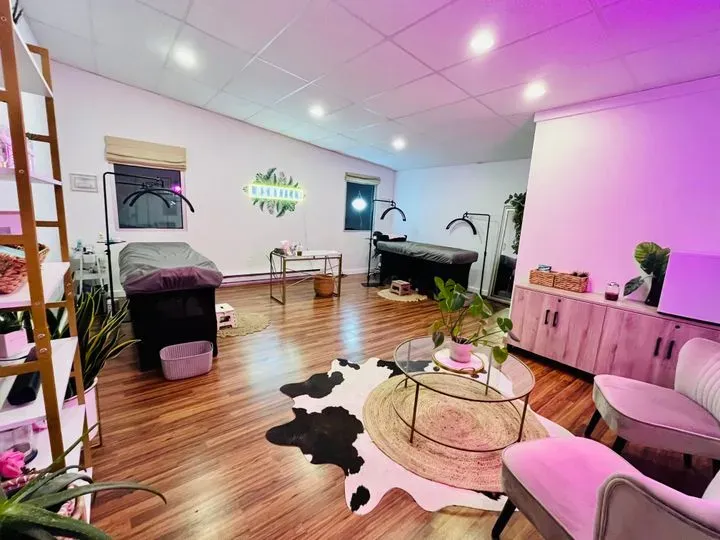 https://cdn.salonspotlight.com/photos/n0sN2F7O9SgKlYBChdgL/aad99d9c-66cc-49df-83f4-baf384e5f87b_720x720