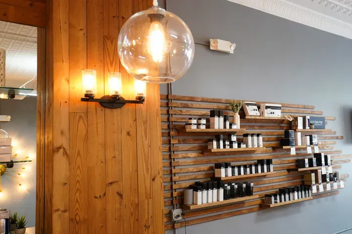 https://cdn.salonspotlight.com/photos/n3yrie5Ybr7afYtzzuwA/5e550c56-2f5e-4a3b-bf78-43725cff576a_720x720