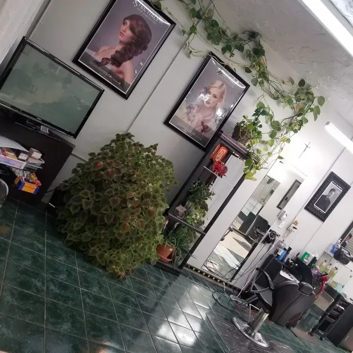 https://cdn.salonspotlight.com/photos/n9Hs0hvMxckiwbkXvukd/141c2fd8-d151-49aa-b3e8-f0fa9be1781b_720x720