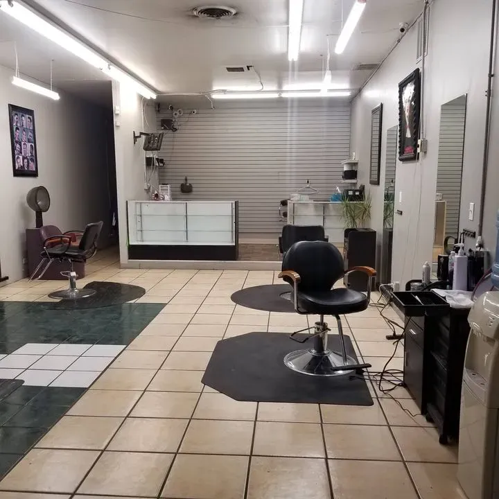 https://cdn.salonspotlight.com/photos/n9Hs0hvMxckiwbkXvukd/b853d63e-cfeb-4c88-8330-d862d897e6cb_720x720