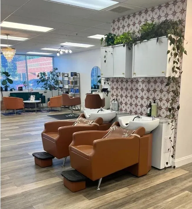 https://cdn.salonspotlight.com/photos/n9e8aqPebX9go5xsdA5j/a8e99b5d-4988-4e62-b27e-51450b591996_720x720