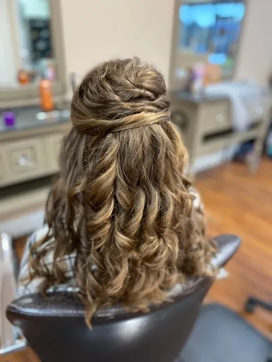 https://cdn.salonspotlight.com/photos/nApLakXyUZjlNnIfKOIy/43f7678a-2d8d-410d-9a12-315837e17d15_720x720