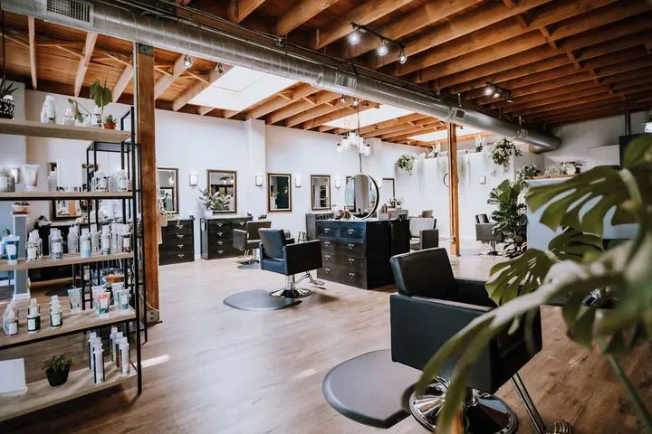 https://cdn.salonspotlight.com/photos/nBUVXT1R6XovbGy4Qj4O/7ea376dd-8d16-4afa-8af8-ee9437cf9424_720x720