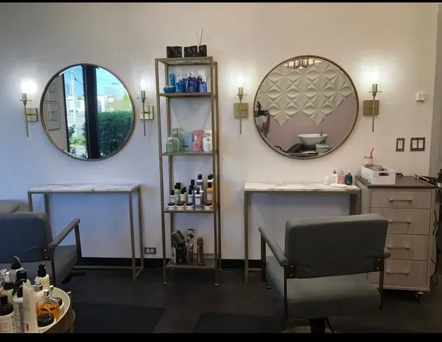 https://cdn.salonspotlight.com/photos/nCvF3r9Z2EDTaT9DIits/7c51a035-5693-4aa9-bd59-0662bee04ed1_720x720