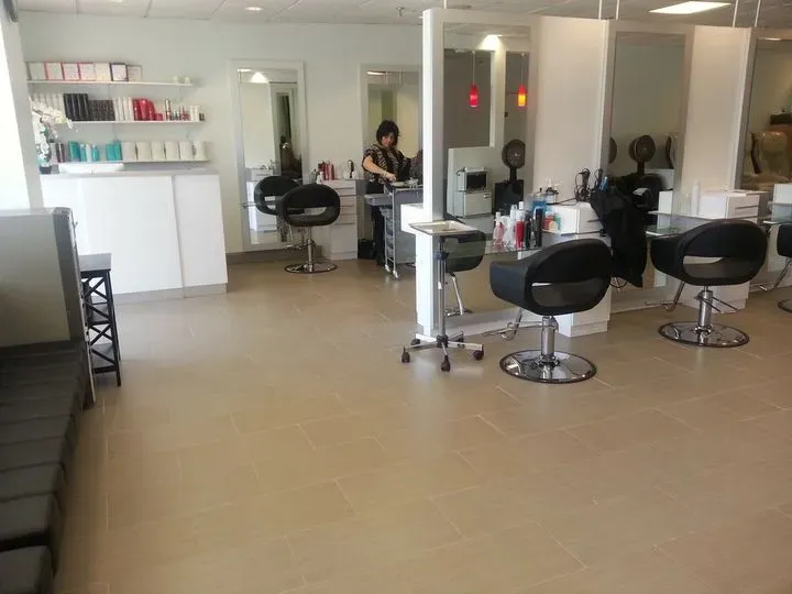 https://cdn.salonspotlight.com/photos/nDYeVKiOV2ehqF3b2SVi/d7e5df99-c64f-45f3-879e-536c7859519f_720x720