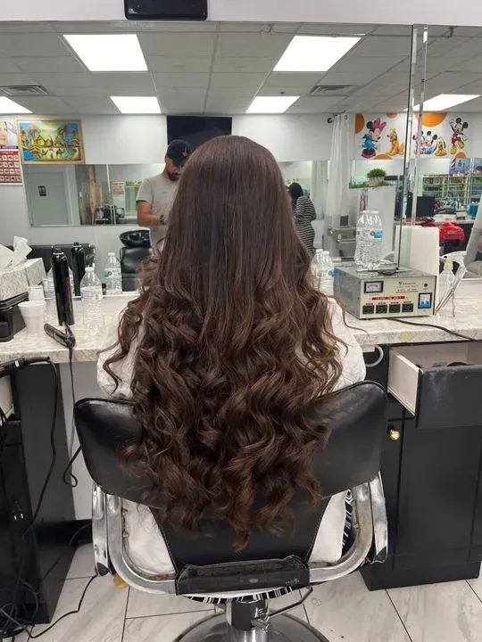 https://cdn.salonspotlight.com/photos/nEy3RTx3GkEbkXulq12N/c07f33f9-8b95-44f8-82b2-9998b8c02c57_720x720