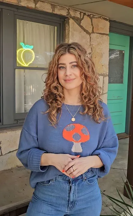 https://cdn.salonspotlight.com/photos/nFAFs3vmTIbFYLf8asNF/532a0770-b85a-4dc4-b686-d1d9a7edc342_720x720