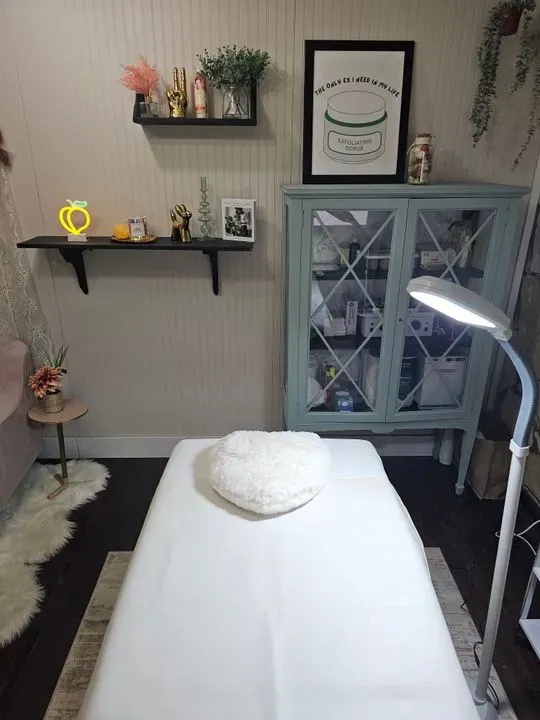 https://cdn.salonspotlight.com/photos/nFAFs3vmTIbFYLf8asNF/e049a859-a5b8-4833-8e2c-6701171405df_720x720