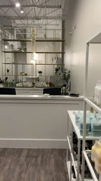 https://cdn.salonspotlight.com/photos/nFy3V5WfMyuEutI6ueG2/784b2dcd-f882-495f-8114-8a69763d09ec_720x720