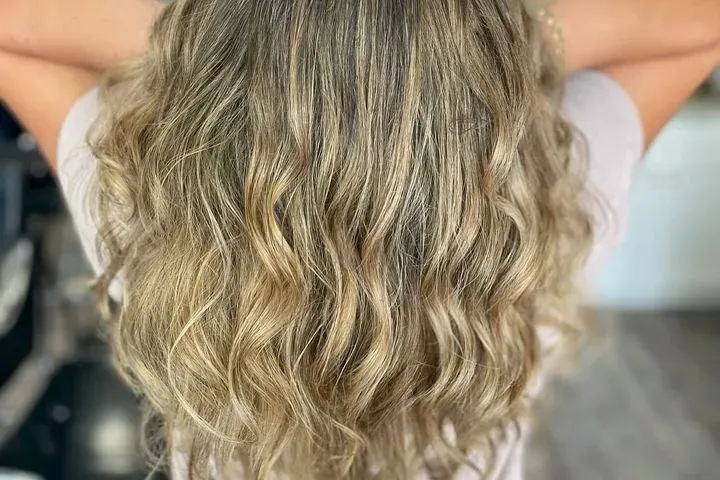 https://cdn.salonspotlight.com/photos/nFy3V5WfMyuEutI6ueG2/cb6e9eda-2fe9-4f8e-865b-102aa2b626a0_720x720