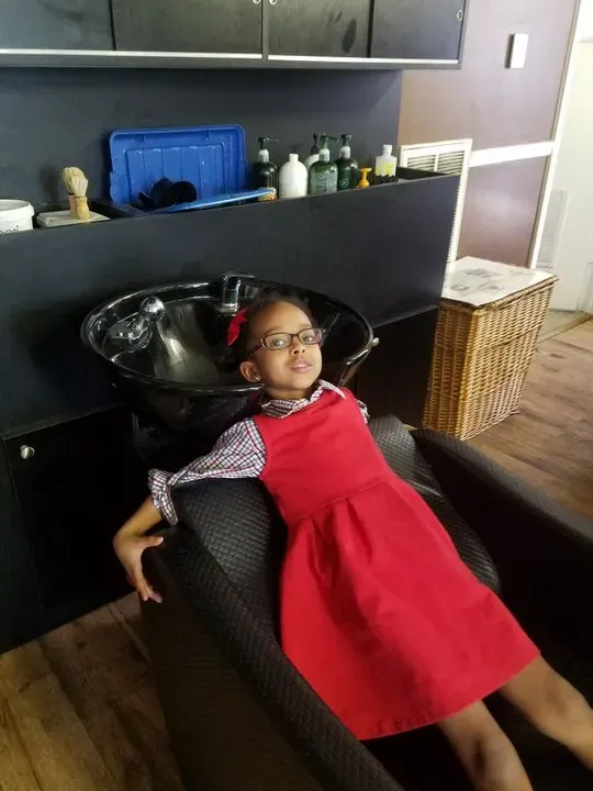 https://cdn.salonspotlight.com/photos/nHAqrXm6YaIoIpqCU8f4/1d644bbc-dfc4-4d28-98d3-45050802bac7_720x720