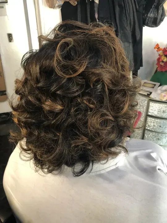 https://cdn.salonspotlight.com/photos/nHAqrXm6YaIoIpqCU8f4/e9d830b9-855a-4e01-95e0-f463e4293b00_720x720