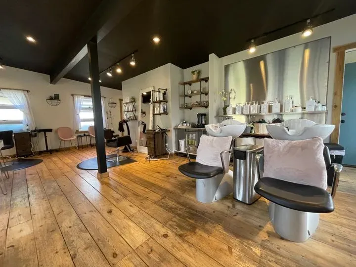 https://cdn.salonspotlight.com/photos/nHGJ38WFBCH9Th2s3QPV/4feeb943-edd1-4891-9032-eb651c07e766_720x720