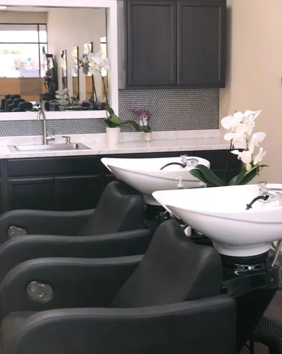 https://cdn.salonspotlight.com/photos/nK9wh4Wpe9nplqgFc6n9/d3c33597-b9db-44c8-8feb-bba0fcb488a1_720x720