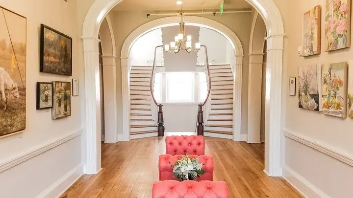https://cdn.salonspotlight.com/photos/nLOBMTlkWl2b7zG9ceru/79e32df2-b0e1-4178-9958-cf74907490b3_720x720