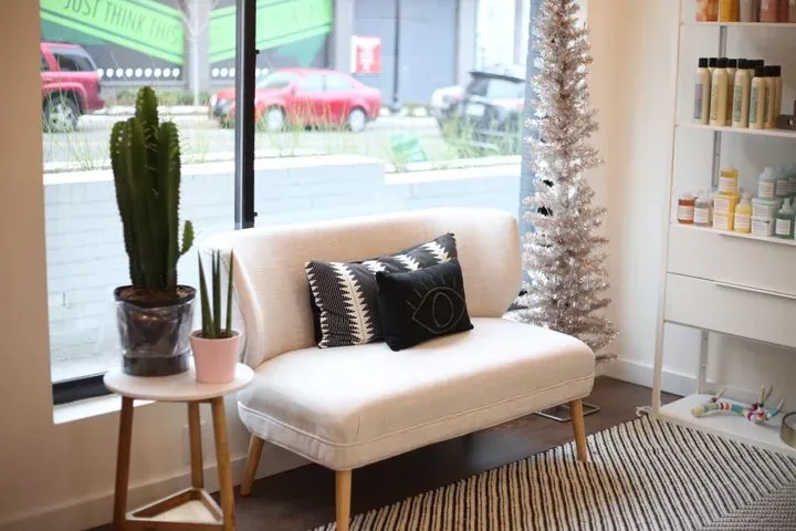 https://cdn.salonspotlight.com/photos/nMdteFVvNSn83t3zyb6e/01626974-2ef9-4e5f-9cd9-2ec4eeede836_720x720