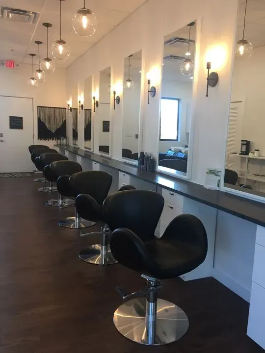 https://cdn.salonspotlight.com/photos/nMdteFVvNSn83t3zyb6e/b3e03913-6ef2-4322-a58a-f7c56f018492_720x720