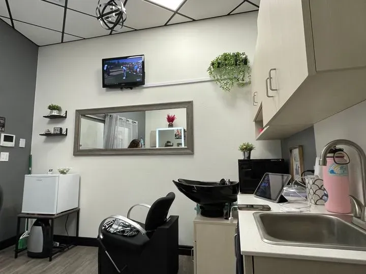 https://cdn.salonspotlight.com/photos/nO9tMJUGuvwGA1lBtgI4/0798eb91-9924-4cbc-aa06-b8b551c6a565_720x720