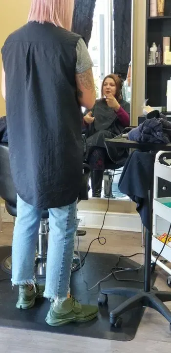 https://cdn.salonspotlight.com/photos/nOpTWr1wnEBdRmzIRIMg/024c0491-4879-44dd-8d58-7464ee96577b_720x720