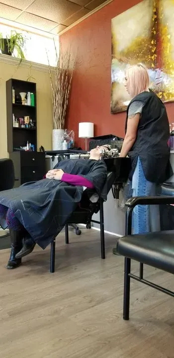 https://cdn.salonspotlight.com/photos/nOpTWr1wnEBdRmzIRIMg/680b904a-7524-4ecb-8314-1731c4cc34f9_720x720