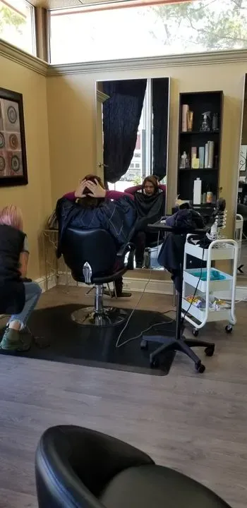 https://cdn.salonspotlight.com/photos/nOpTWr1wnEBdRmzIRIMg/cb5a93b6-36d4-45fd-9801-da9da5343c5d_720x720
