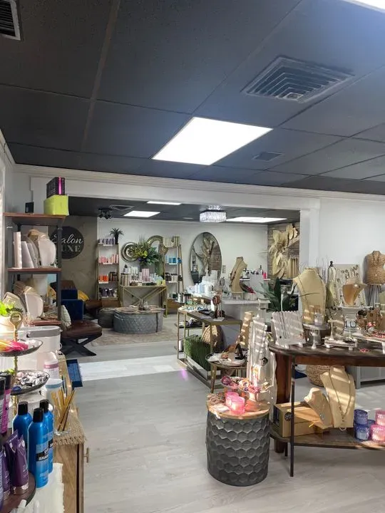https://cdn.salonspotlight.com/photos/nTLRhneOSWTSDandPs3D/dcf46f26-b2a6-460b-8a89-dc45b2a9d1bc_720x720