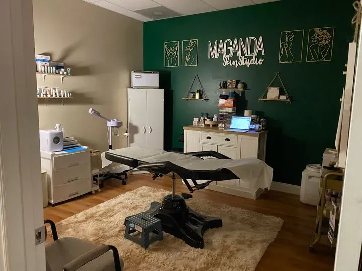 https://cdn.salonspotlight.com/photos/nVQVXqTnvzalXHuNygCv/0cc2c62e-933b-4069-8a02-b8ca9cda346b_720x720