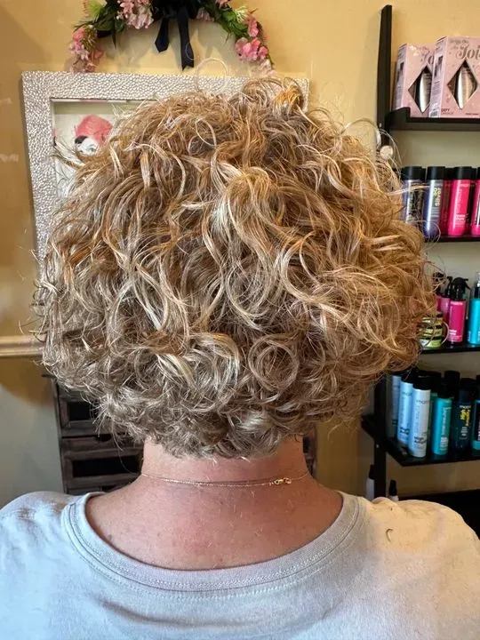 https://cdn.salonspotlight.com/photos/nW5rxIbtXjnnkniBxuY6/6cf2e243-29e7-4aaf-8ba4-ec68d01ee4e5_720x720