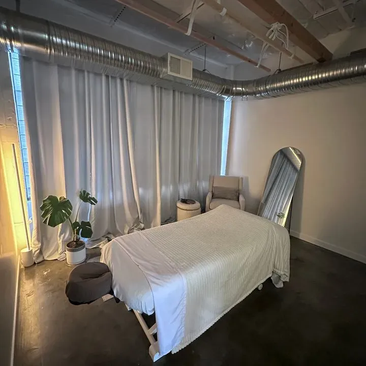 https://cdn.salonspotlight.com/photos/nXLgOE1S7MAsLv9AqqFf/be931ad1-0fc7-4bf4-a489-6eaf460cae8a_720x720