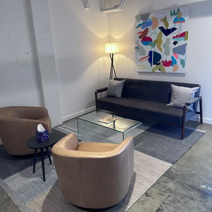 https://cdn.salonspotlight.com/photos/nXLgOE1S7MAsLv9AqqFf/f4ce1759-7ba4-429e-8c4c-081890a863e3_720x720